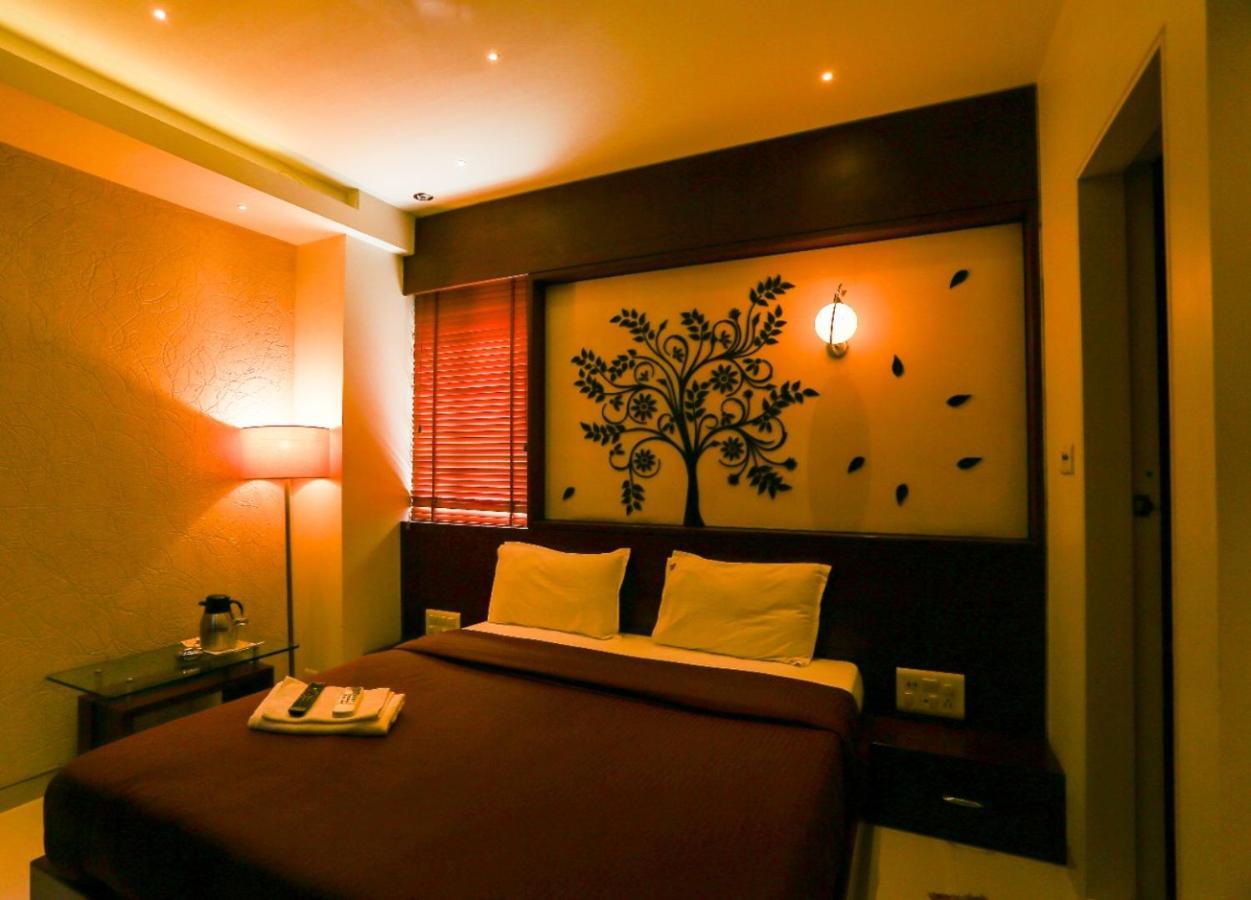 Hotel Grand Pragati Surate Extérieur photo