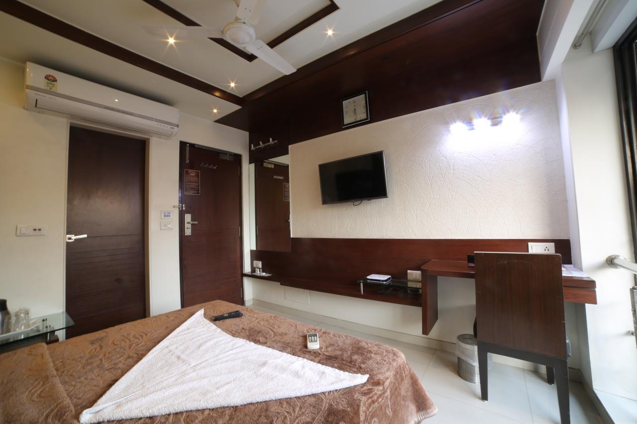 Hotel Grand Pragati Surate Extérieur photo