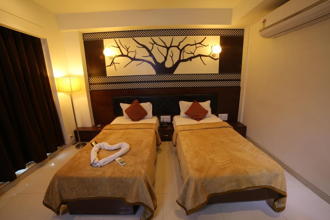 Hotel Grand Pragati Surate Extérieur photo