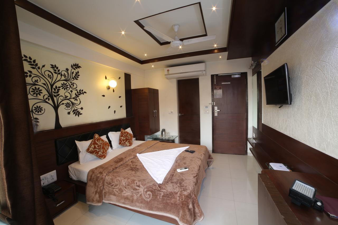 Hotel Grand Pragati Surate Extérieur photo