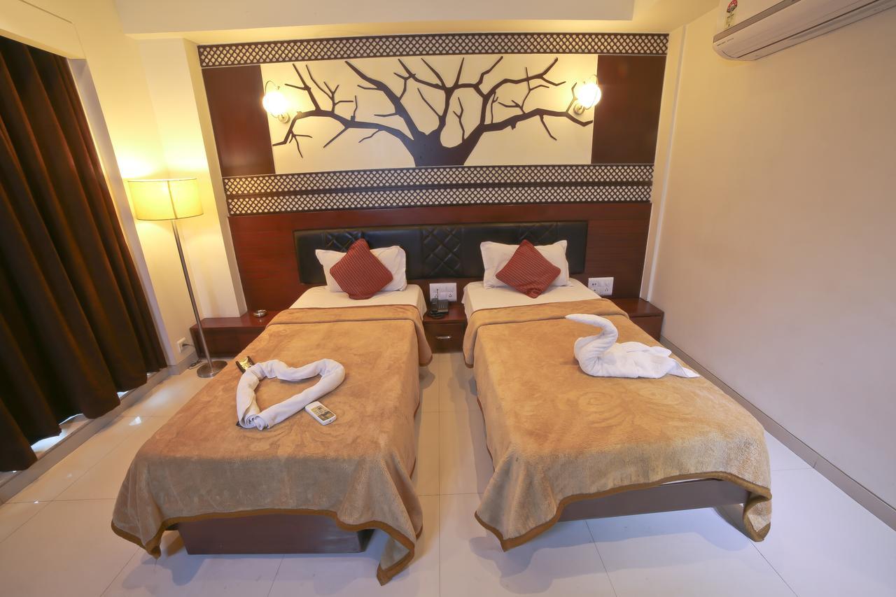 Hotel Grand Pragati Surate Extérieur photo