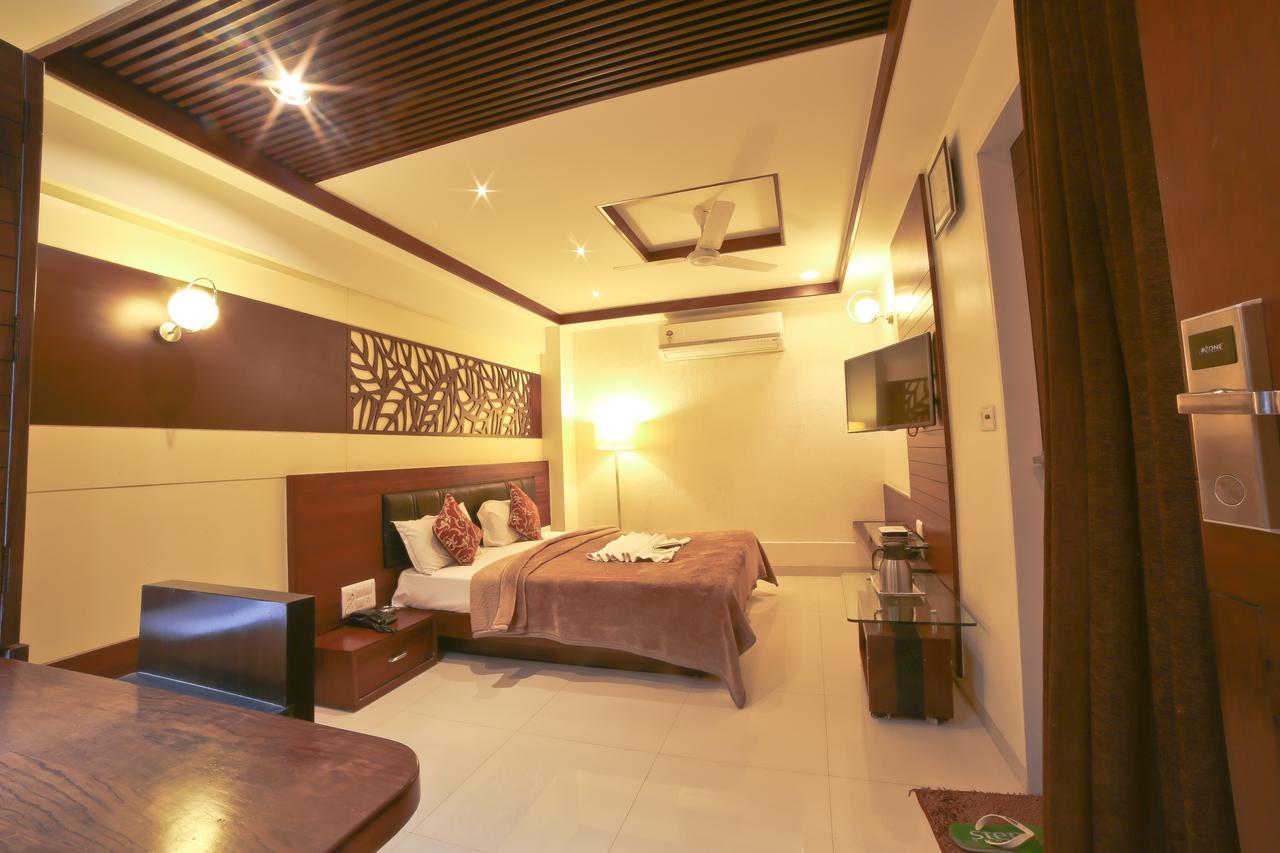 Hotel Grand Pragati Surate Extérieur photo