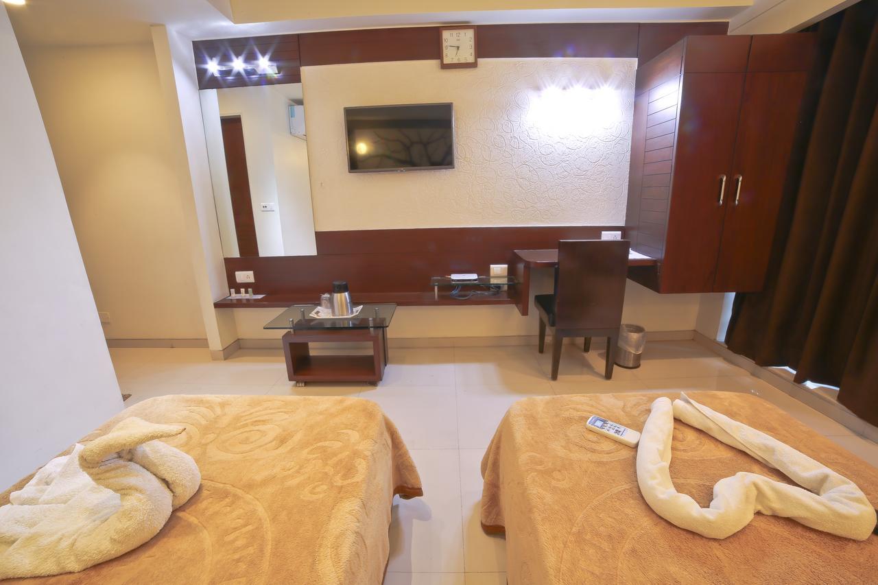 Hotel Grand Pragati Surate Extérieur photo