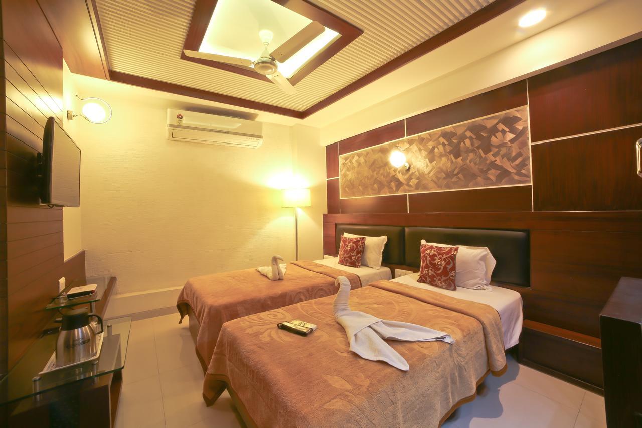 Hotel Grand Pragati Surate Extérieur photo