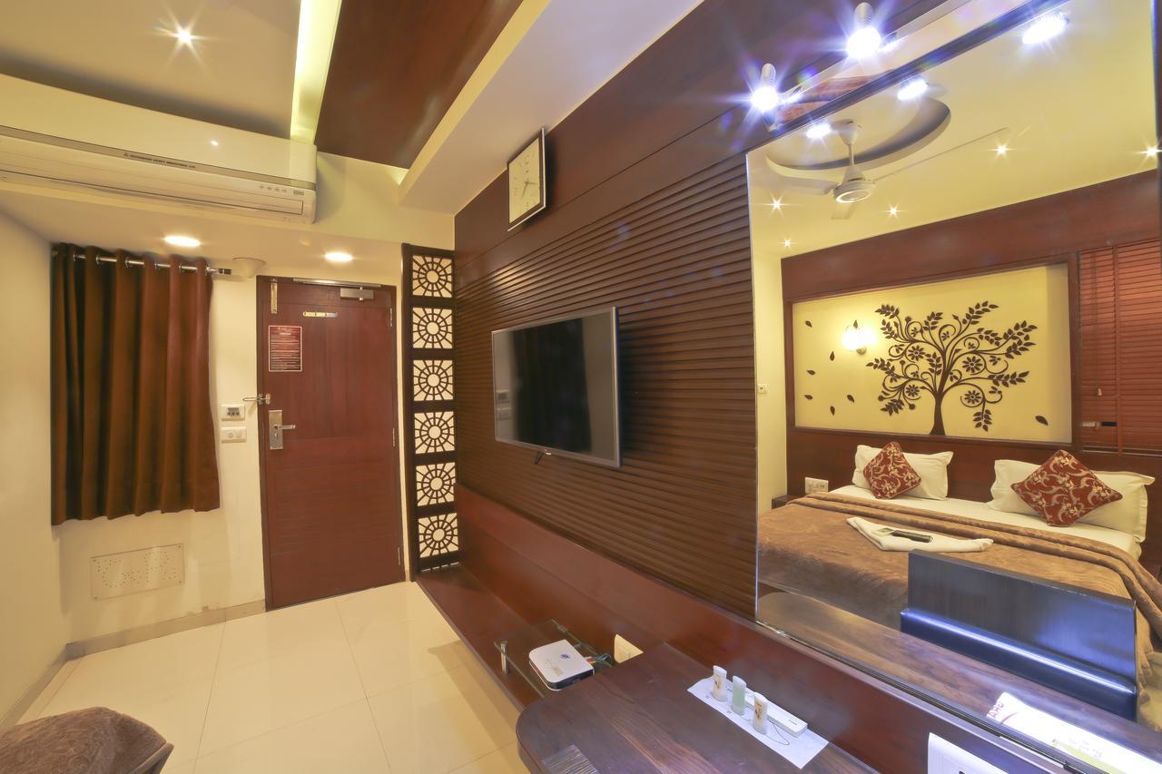 Hotel Grand Pragati Surate Extérieur photo