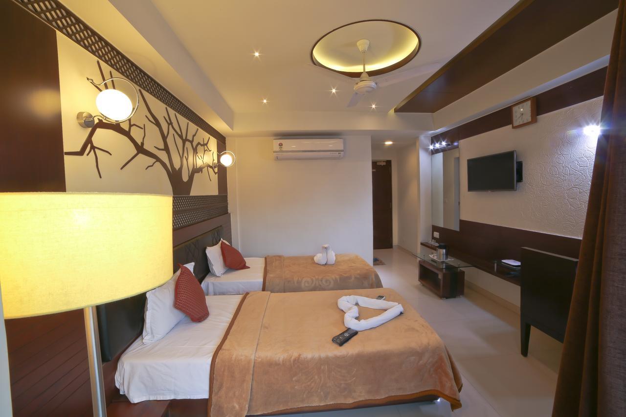 Hotel Grand Pragati Surate Extérieur photo