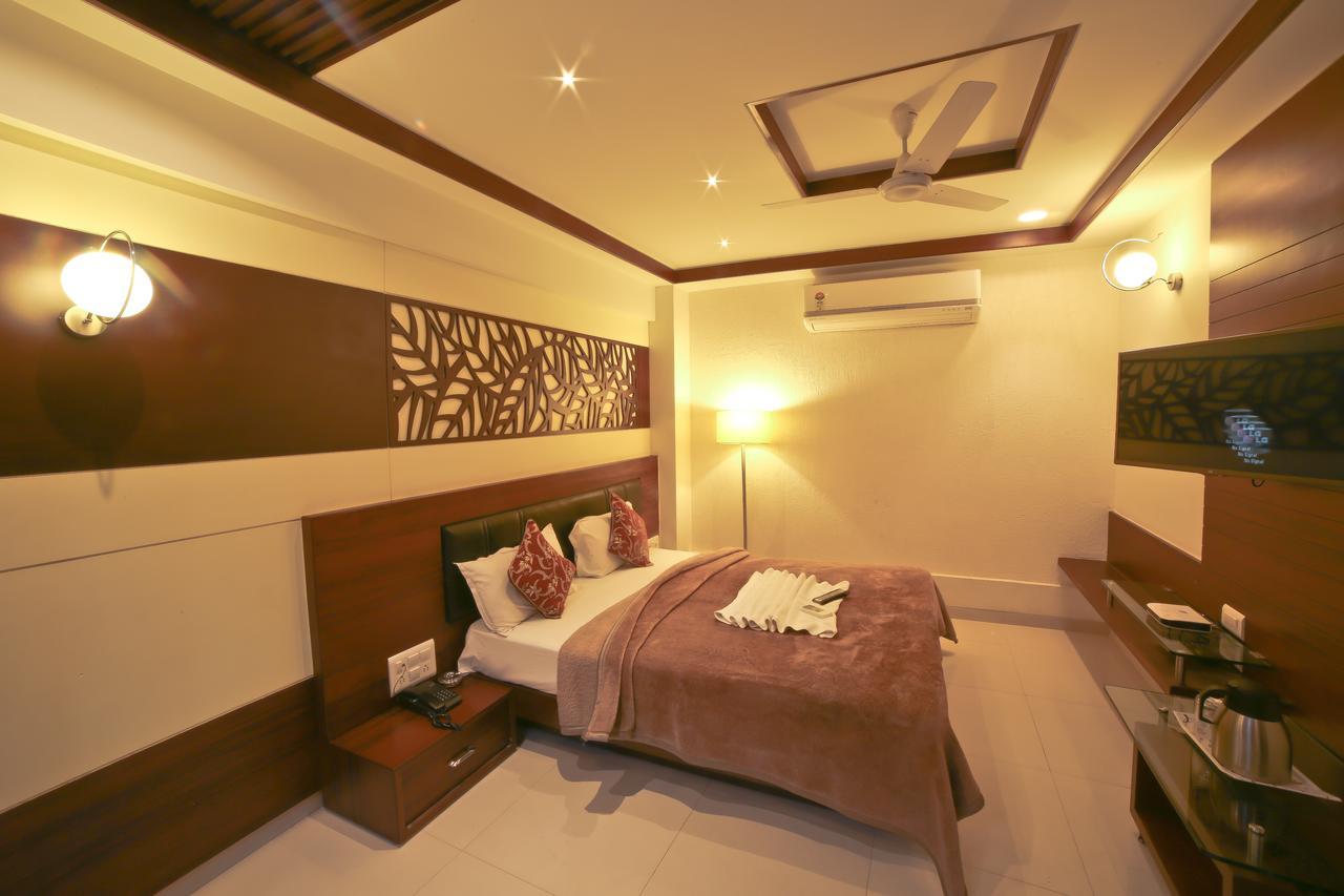 Hotel Grand Pragati Surate Extérieur photo