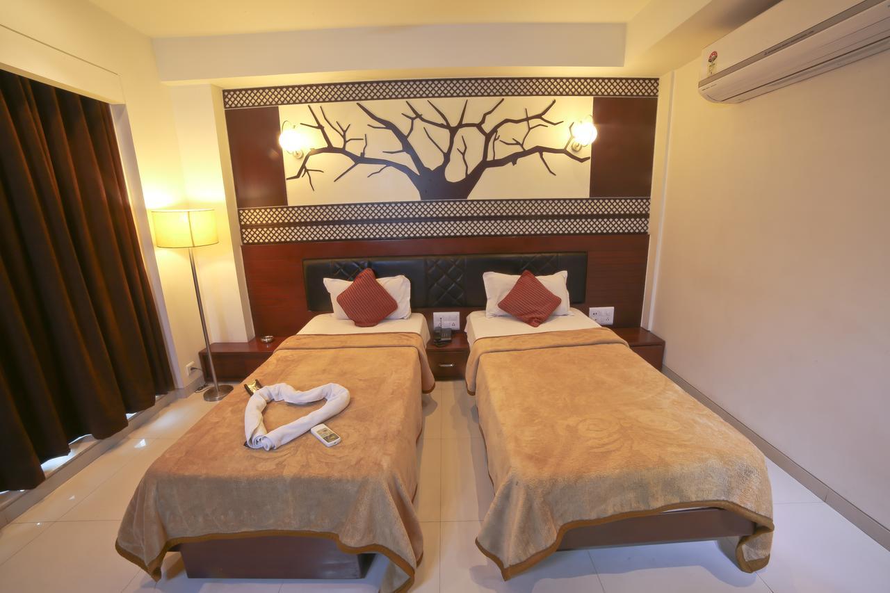 Hotel Grand Pragati Surate Extérieur photo