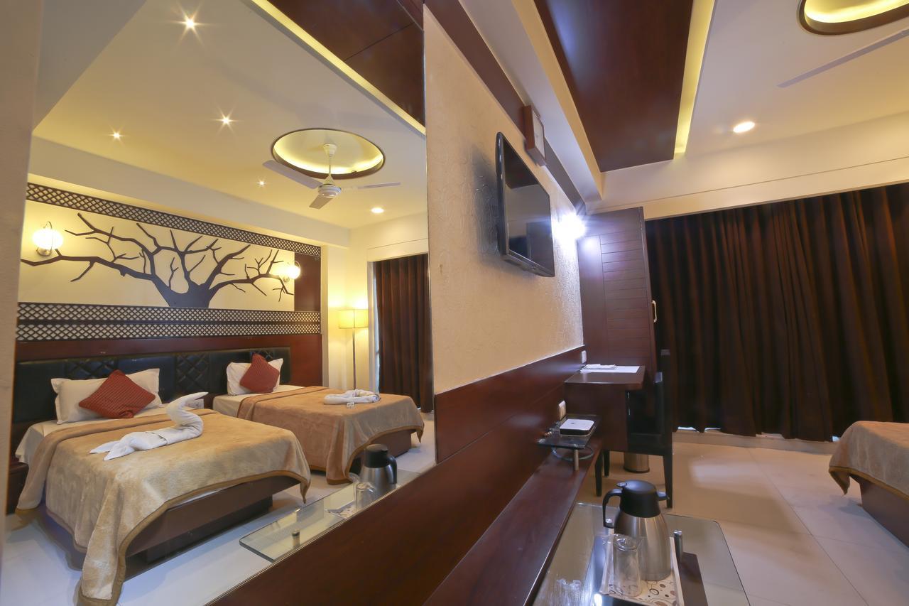 Hotel Grand Pragati Surate Extérieur photo
