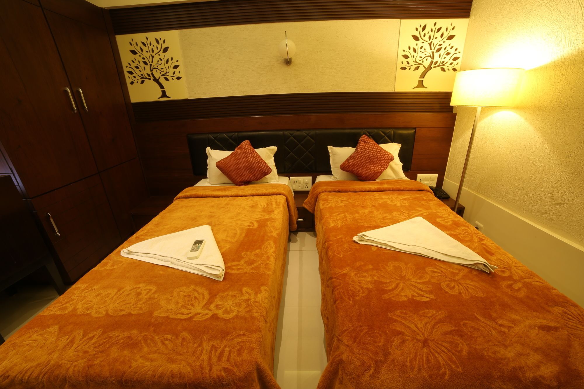 Hotel Grand Pragati Surate Extérieur photo