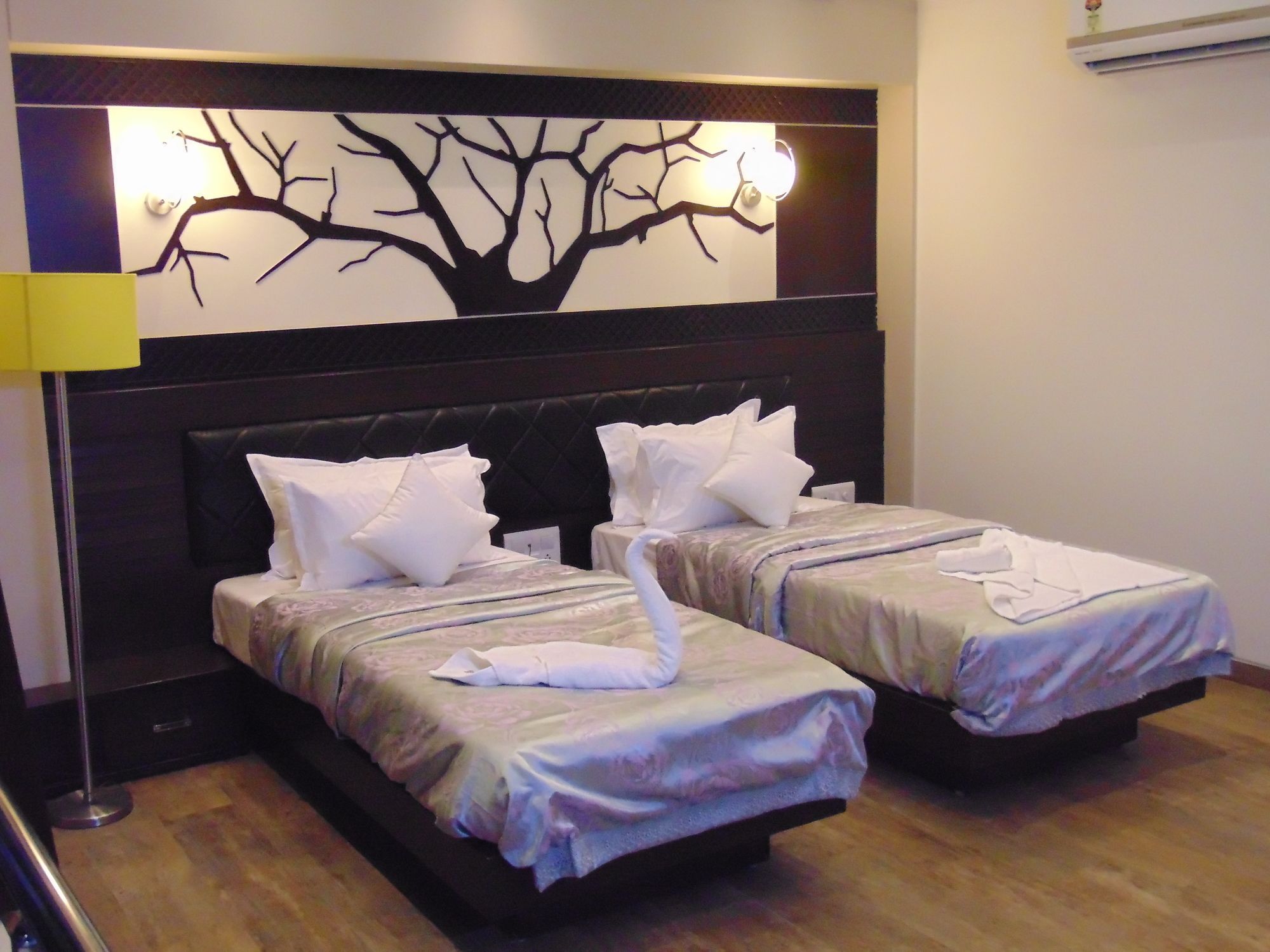 Hotel Grand Pragati Surate Extérieur photo